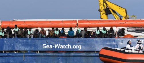Migranti, Sea Watch nel porto di Catania: lo sbarco dei 47 migranti - blastingnews.com