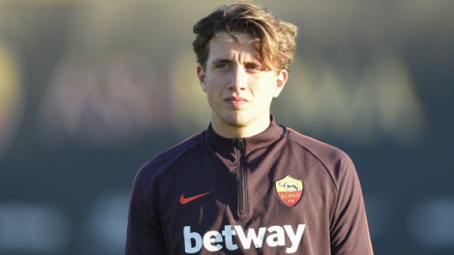 Luca Pellegrini con la tuta della Roma