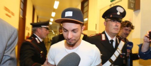 Marco Carta: un caso nel caso riguarda l'identità della donna fermata con lui per il furto di sei magliette alla Rinascente di Milano. (Tgcom24)