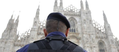 Milano, bimba di 4 anni massacrata di botte dai genitori: la chiamavano 'scimmia'