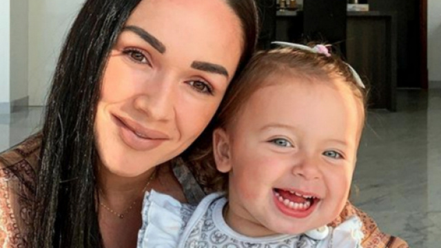 Jazz et Laurent très inquiets pour la santé de Chelsea, ils veulent rentrer en urgence en France.