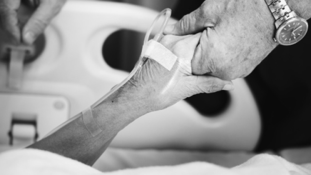 Olanda, abusata da piccola ottiene l'eutanasia a 17 anni