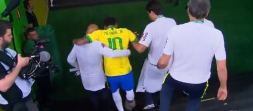 Neymar deixou o jogo ainda no primeiro tempo. (Reprodução/TV Globo)