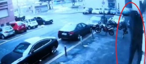 Torino, il video della fuga dalla questura di un sospettato di violenza carnale | corriere.it