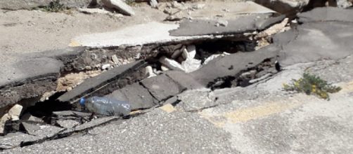 Torre San Gennaro, crolla il manto stradale, i cittadini: 'Situazione in stallo da mesi'
