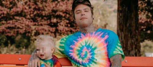 Fedez e il figlio Leone in un parco a Los Angeles