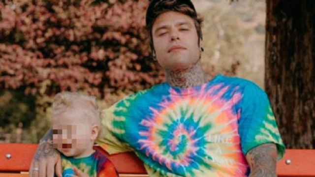 Fedez e il figlio Leone in un parco a Los Angeles