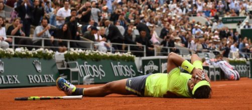 Rafa Nadal a terra, pazzo di gioia: ha appena vinto il suo 12° Roland Garros (foto Twitter Roland Garros)