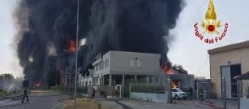 Vicenza, incendio devasta fabbrica di vernici vicino all'autostrada A4