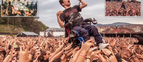 Disabile sollevato dal pubblico durante il live degli Arch Enemy foto David Cruz
