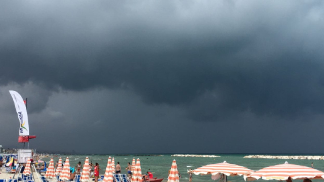 Il maltempo spaventa e mette in pericolo i bagnanti che in pi&ugrave; di un'occasione hanno dovuto mettersi in salvo lontano dalla spiaggia