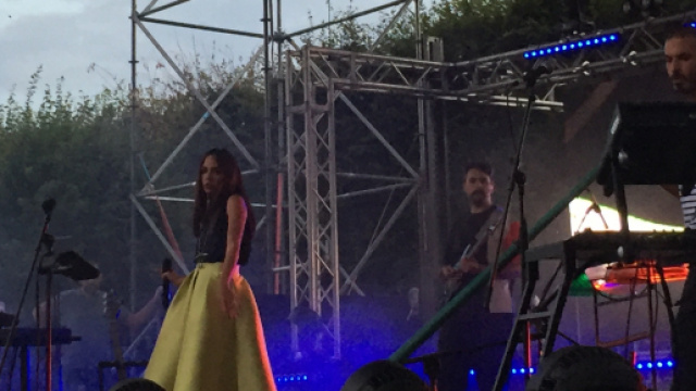 Pejman Fani suona il Didgeridoo australiano.