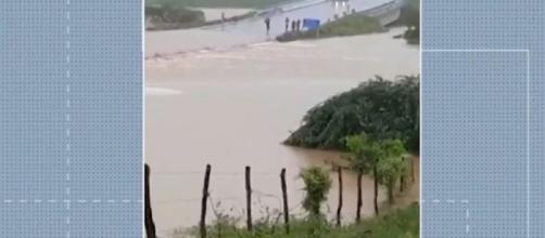 Barragem se rompe na Bahia. (Reprodução/ TV Globo)
