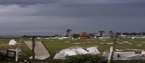 Brindisi, maltempo devasta la costa nord: crolla il tetto di un supermercato, distrutto un lido
