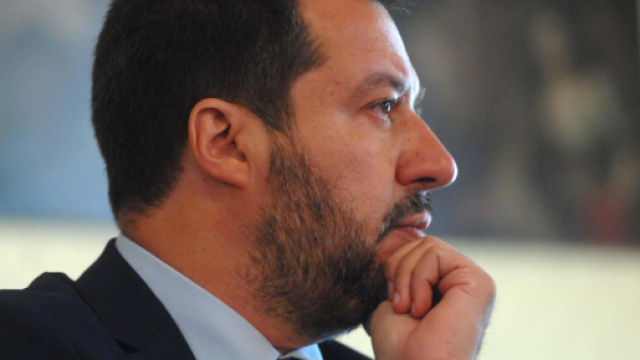 Matteo Salvini, minacce di morte al risveglio: intercettata busta indirizzata al ministro con all'interno un proiettile.