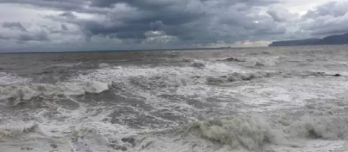 Brindisi, tre giovani rischiano di annegare nel mare in tempesta: un uomo si tuffa e li salva