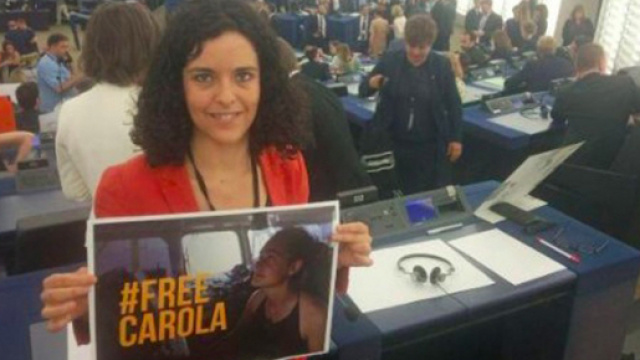 Una parlamentare con un cartello per Carola Rackete
