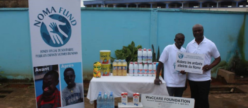 Le don offert par l'ambassadeur itinérant Roger Milla le 11 juillet 2019 à WeCCARE FOUNDATION © Hubert Noutchehe