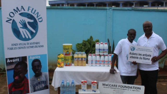 Le don offert par l'ambassadeur itin&eacute;rant Roger Milla le 11 juillet 2019 &agrave; WeCCARE FOUNDATION &copy; Hubert Noutchehe