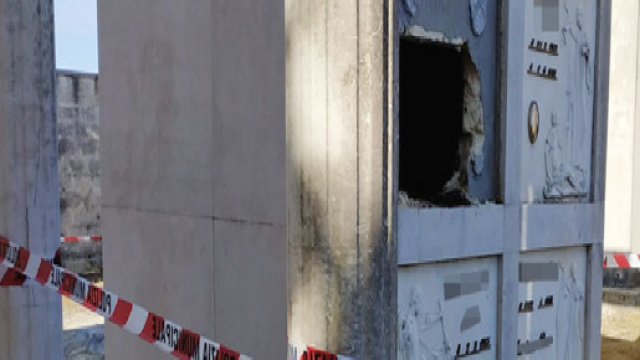 Lecce, ignoti profanano una tomba nel cimitero di Melendugno: forse cercavano monili d'oro