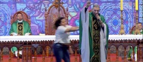 Mulher empurra Padre Marcelo Rossi de altar durante missa. (Reprodução/ Youtube)