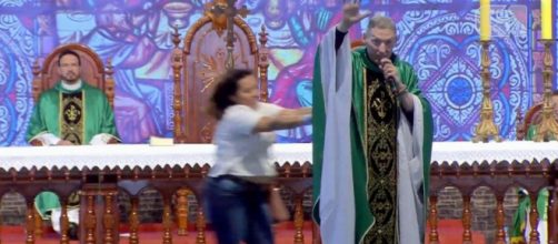 Câmeras flagraram o momento em que Padre Marcelo Rossi foi empurrado do palco. (Reprodução/ Youtube)