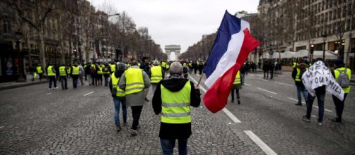 I Gilet gialli fischiano e contestano Macron durante la festa nazionale francese 2019 | L' Intellettuale Dissidente - lintellettualedissidente.it