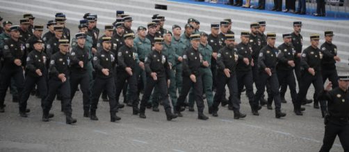 La Guardia Civil desfila codo con codo con sus compañeros de la Gendarmería Francesa