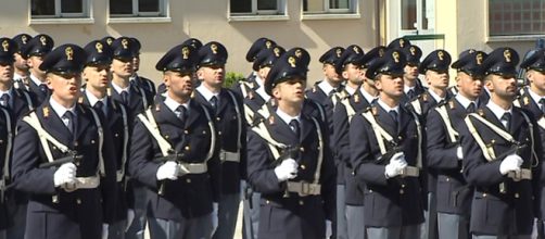 Polemica: i nuovi distintivi della polizia si staccano - www.dialessandria.it