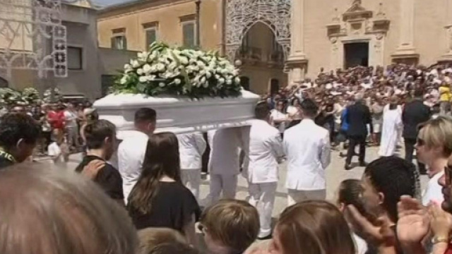 Cuginetti travolti da un Suv a Vittoria, durante i funerali di Alessio giunge la notizia della morte del cuginetto Simone.
