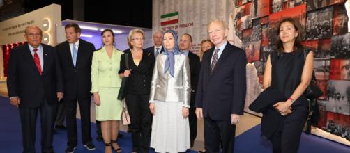 Maryam Radjavi aux côtés de Michèle Alliot-Marie, Ingrid Betancourt, Rudy Giuliani et le Sénateur Joe Lieberman, samedi à Achraf-3 en Albanie.