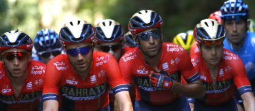 Vincenzo Nibali attorniato dalla squadra al Tour de France