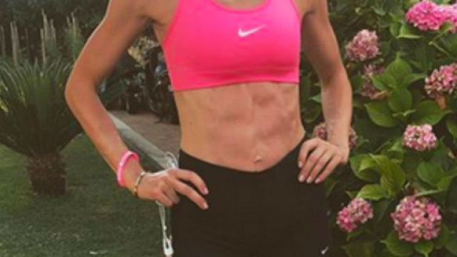 La foto postata da Elena Santarelli evidenzia lo stato di forma dell'attrice