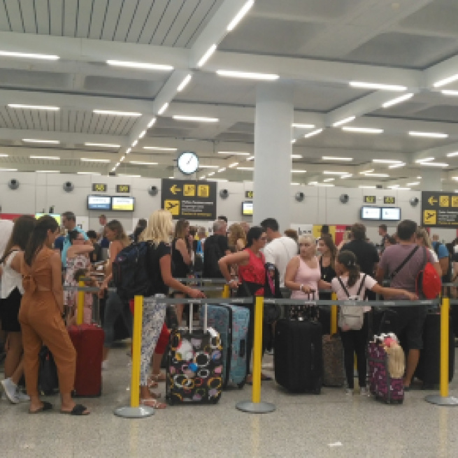 Pillado con 500 gramos de cocaína en una peluca en el aeropuerto de Barcelona