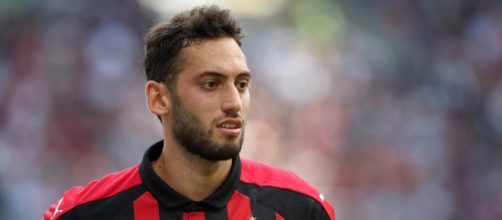 Milan: Calhanoglu possibile contropartita per Upamecano, Demiral nuovo nome per la difesa