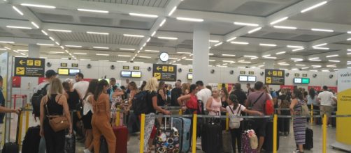 Pillado con 500 gramos de cocaína en una peluca en el aeropuerto de Barcelona