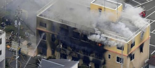 Edificio principal de Kyoto Animation consumido por las llamas
