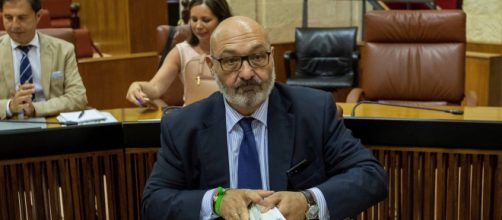El portavoz de VOX, Alejandro Hernández, el miércoles en el Parlamento andaluz. / EFE