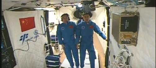 Chinese astronauts enter Tiangong-2 Space Lab from Shenzhou-11. [Image source/CCTV Video News Agency / YouTube video]