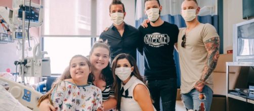 Scott Stapp, wife, Jaclyn, and band brighten the day for patients at Toledo's St. Vincent Mercy Hospital while on tour. [CHARM-Facebook]