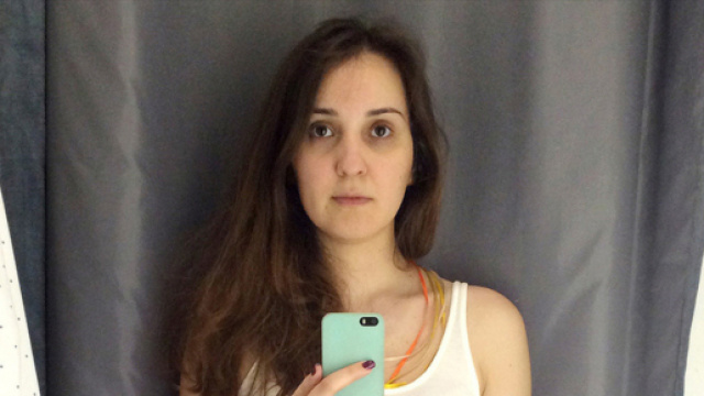 Une jeune femme se prend en photo dans des cabines d'essayge différentes - photo publiée sur Sympa sympa