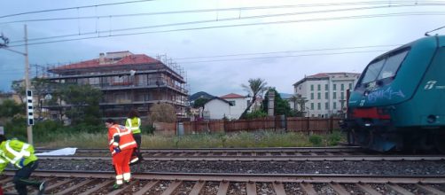 Varese, scontro mortale tra auto e treno merci: morti sul colpo due coniugi