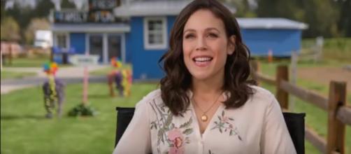'When Calls the Heart' star Erin Krakow stars in summer and Christmas season films, still has time to dance. [Image source: Yasmin GH-YouTube]