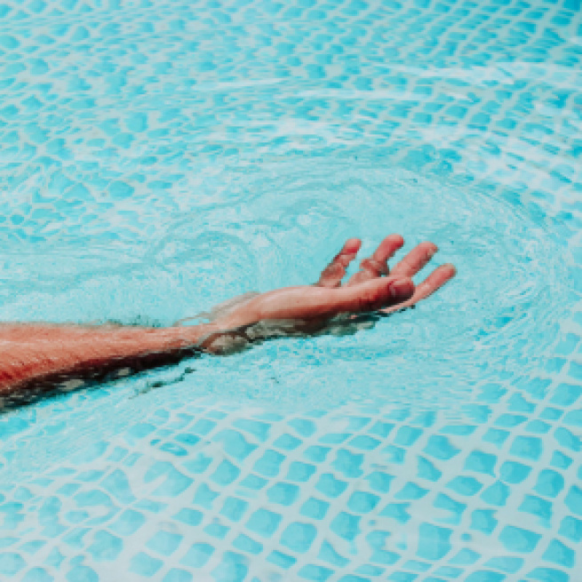 Una explosión en una piscina por un error químico