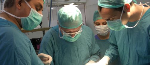 Bari, donna deceduta in sala operatoria alla clinica Mater Dei: indagati tre chirurghi