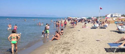 Ostia, indiani ubriachi scattano foto a bimbi in costume: evitato il linciaggio