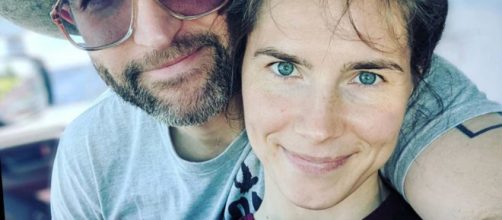 Amanda Knox e il fidanzato avviano una colletta on line per sposarsi: non avrebbero più soldi dopo il recente viaggio in Italia.