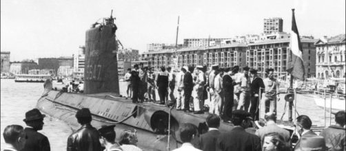 Imagen del submarino Minerve con tripulantes en un puerto francés, en la década de 1960