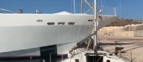 Lecce, maxi yacht distrugge una barca al porto di Santa Maria di Leuca