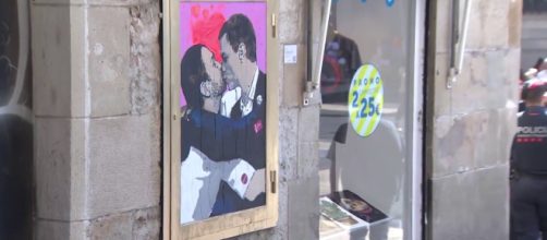 En Barcelona aparece un graffiti de Pedro Sánchez e Iglesias besándose